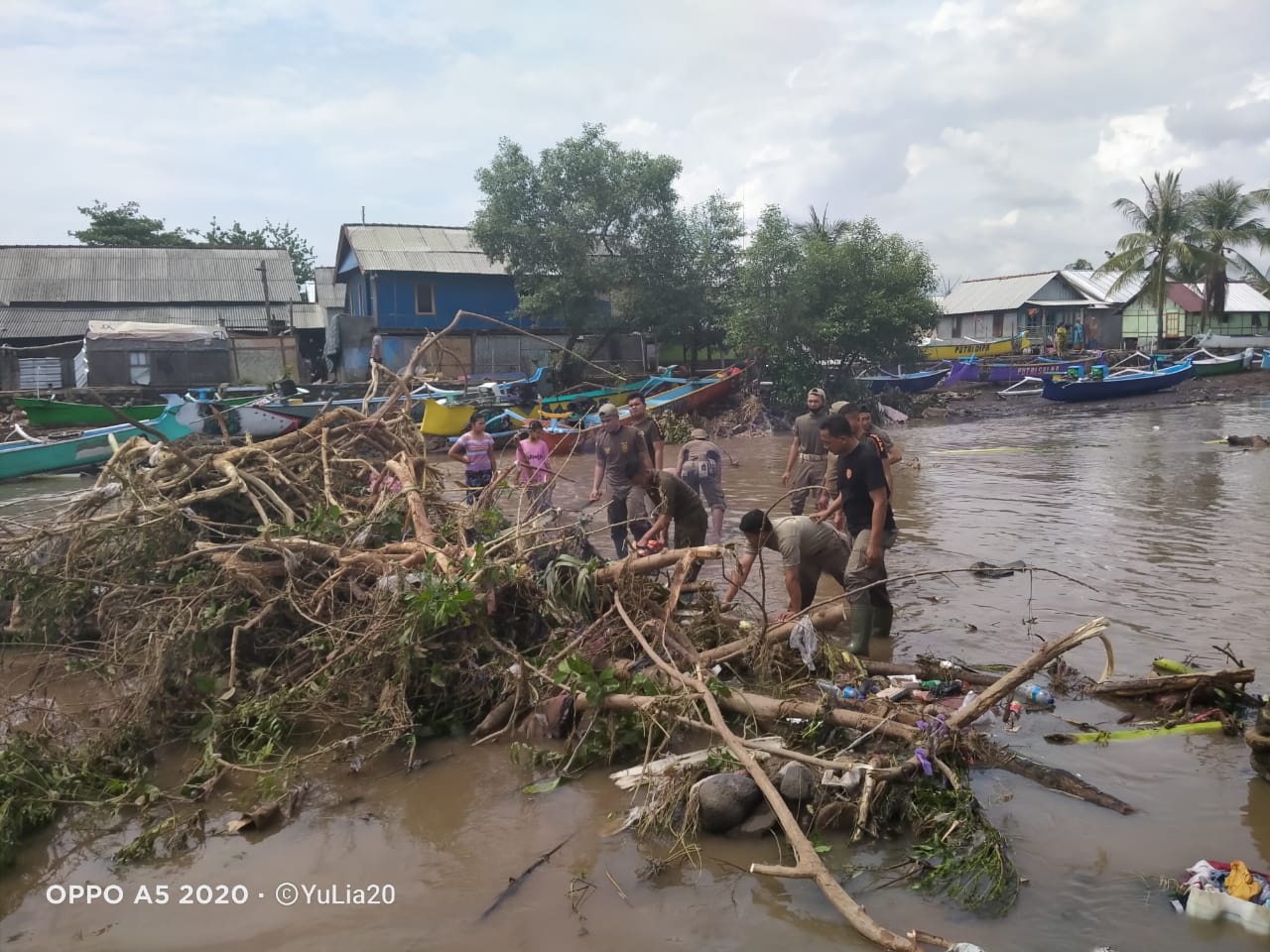 Anggota Satpol PP Kab. Lotim Melakukan Gotong Royong Membantu Masyarakat Membersihan Sisa-Sisa Banjir Kemarin